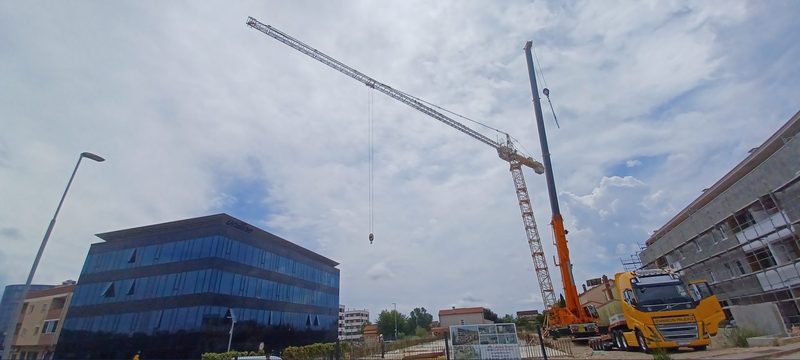 Montaža toranjske dizalice uz poslovnu zgradu