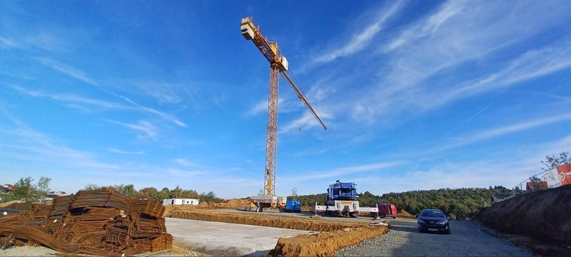 Samomontažna dizalica na otvorenom gradilištu